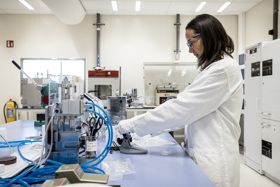 Dr Fanny Bardé measuring electrode thickness